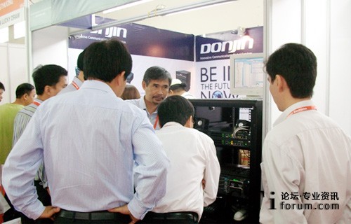 東進技術(shù)展臺現(xiàn)場觀眾交流