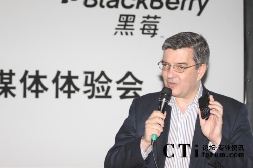 RIM公司中國(guó)區(qū)總裁謝國(guó)睿先生 展示黑莓8980 Curve智能手機(jī)