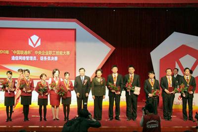 黃丹華為金獎(jiǎng)選手頒獎(jiǎng)并合影留念