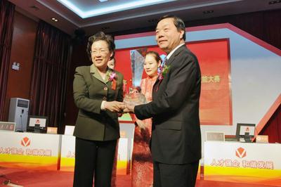 黃丹華為中國聯(lián)通頒發(fā)突出貢獻(xiàn)獎(jiǎng)