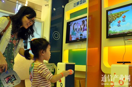 圖:深圳首家三網(wǎng)融合體驗(yàn)廳開業(yè) 市民感受“三屏互動(dòng)”